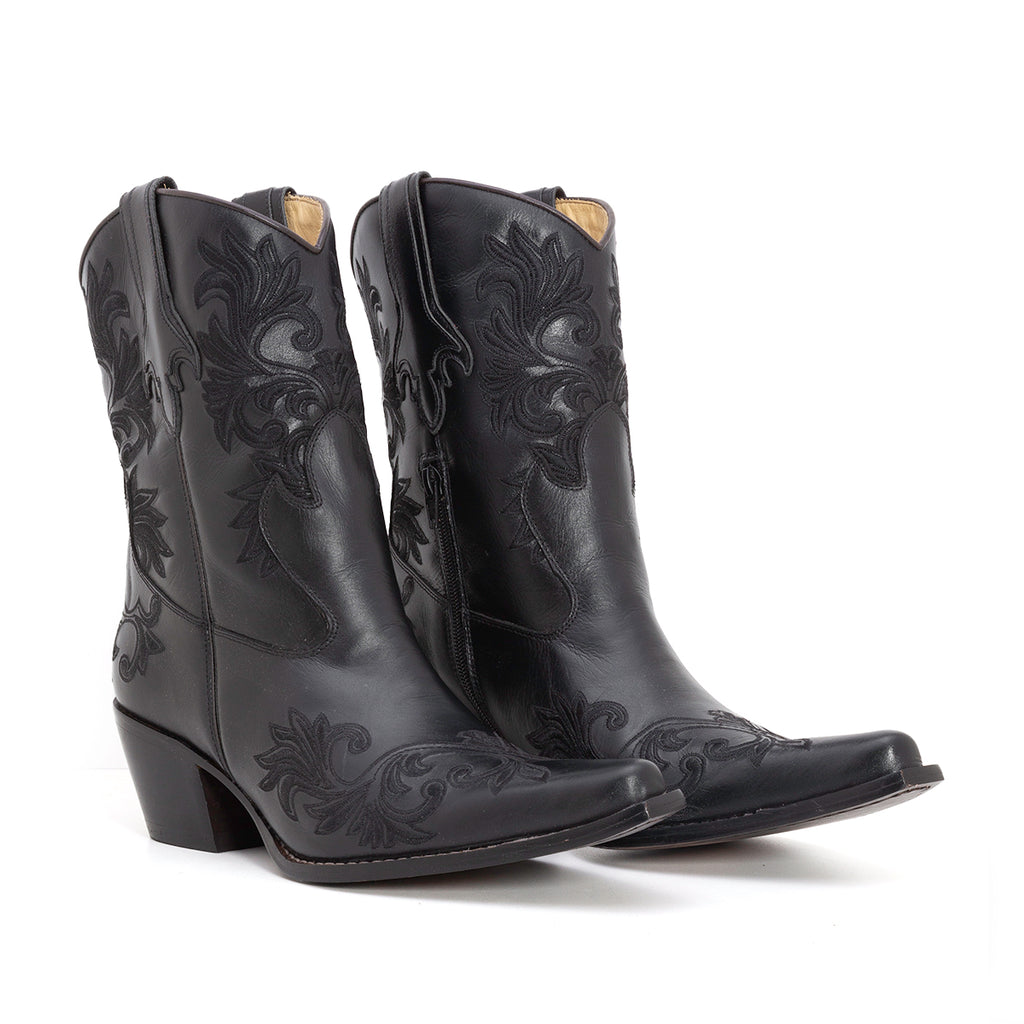 country western boots, western style boots, cowgirl boot outfit, western boot fashion, snip toe cowboy boots, square toe cowboy boots, women's cowboy boots, embroidered cowboy boots, cowgirl boots, western boots for women, women's western boots, leather cowboy boots for women, vintage cowboy boots, 