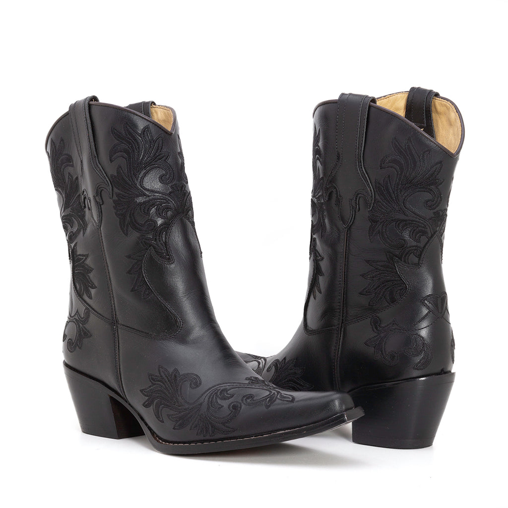 country western boots, western style boots, cowgirl boot outfit, western boot fashion, snip toe cowboy boots, square toe cowboy boots, women's cowboy boots, embroidered cowboy boots, cowgirl boots, western boots for women, women's western boots, leather cowboy boots for women, vintage cowboy boots, 